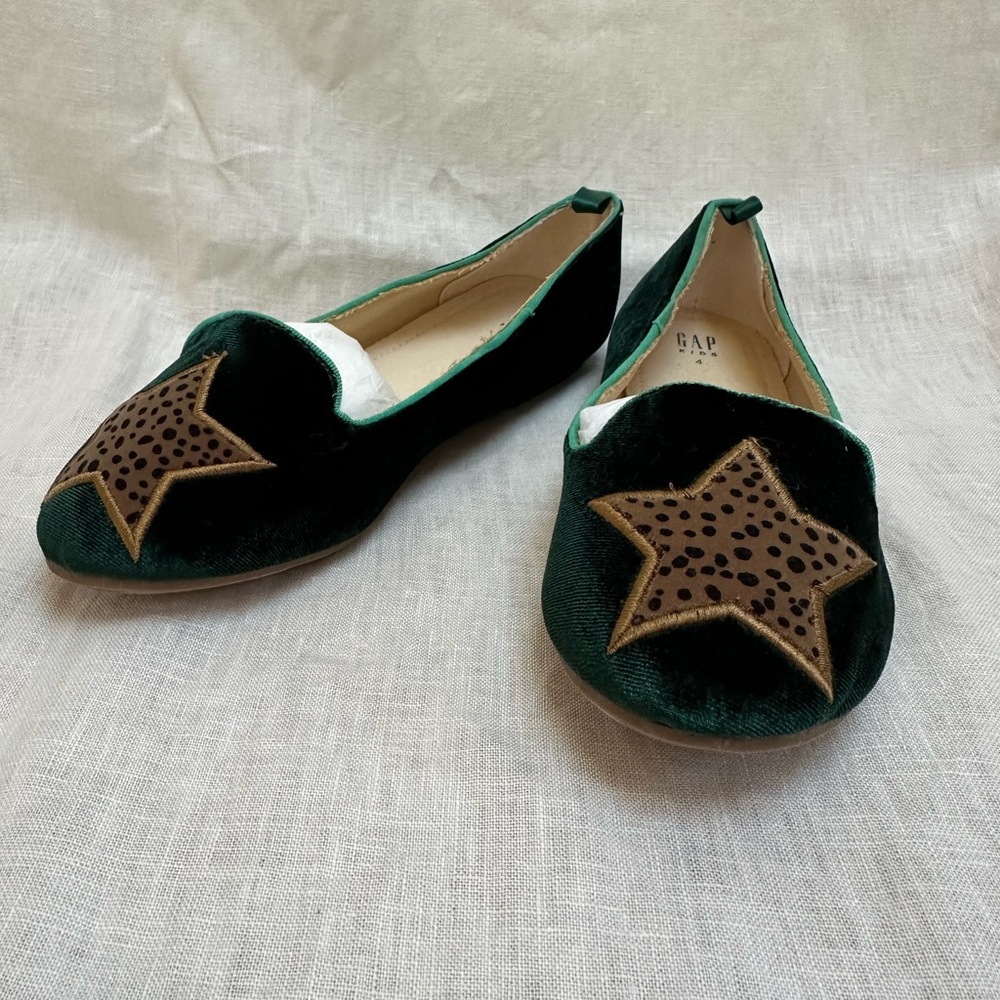 Gap Girl’s Velvet Loafers. Size 4. Green with leopard print star. New no tags.